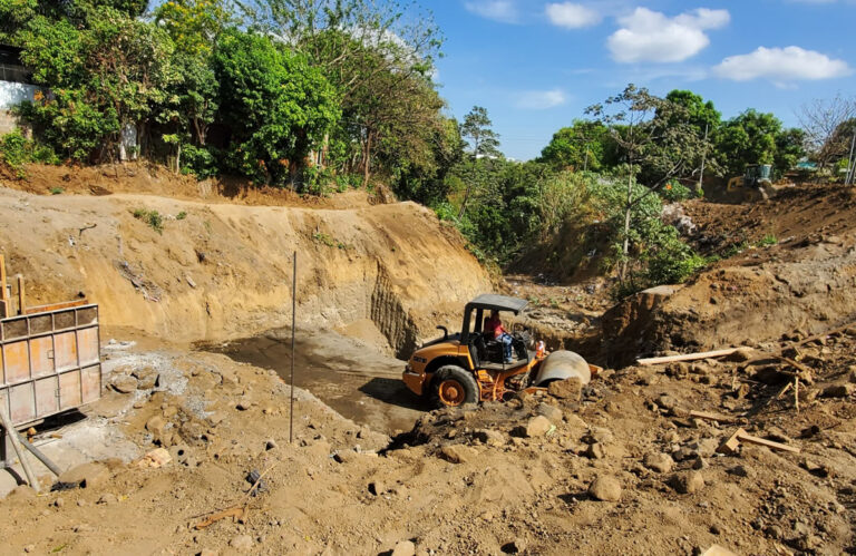 Avanza obra de construcción de puente vehicular en Sierra Maestra