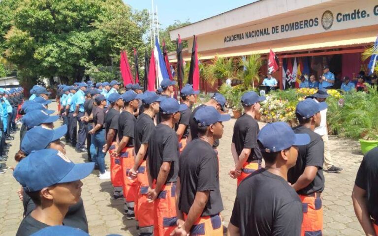 Bomberos Unidos reciben un camión y equipos para fortalecer su trabajo