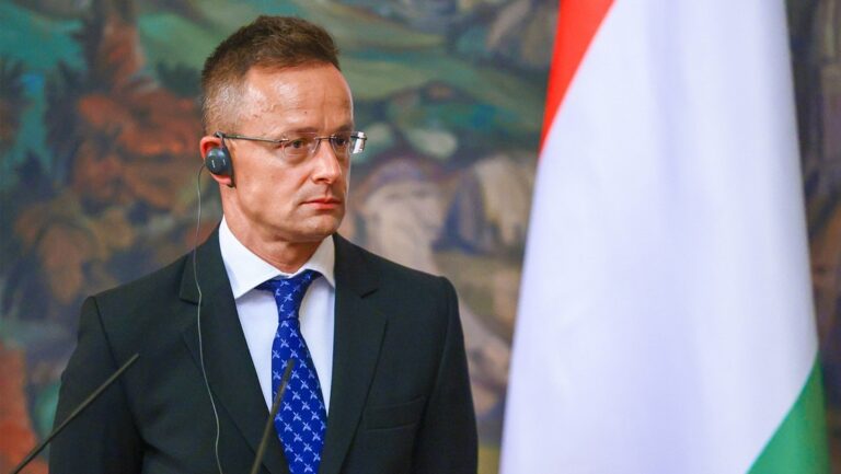 Canciller de Hungría llega a Moscú y se reúne con funcionarios