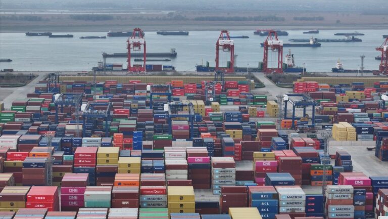 China impone aranceles del 15% a productos de Estados Unidos