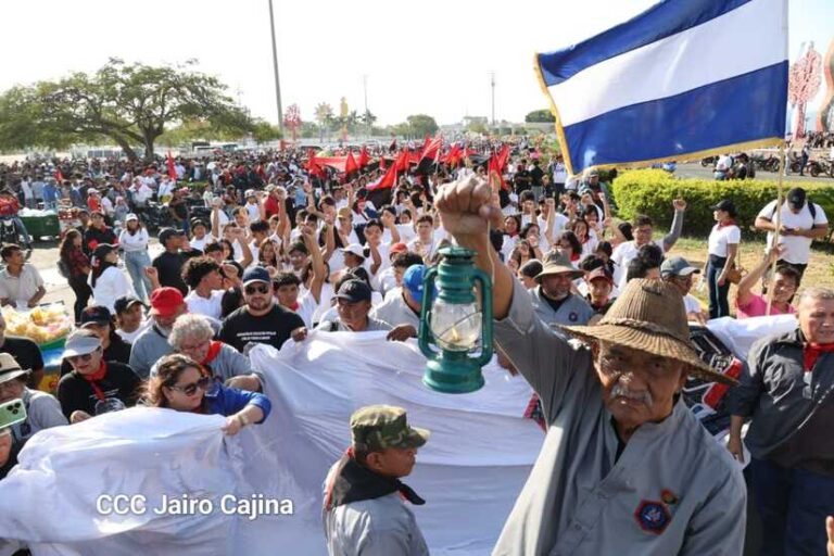 Con una caminata se conmemoró el 45 aniversario de la Cruzada Nacional de Alfabetización