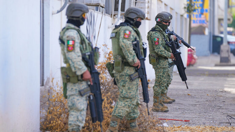Condenan a militares mexicanos por haber ejecutado a cinco jóvenes