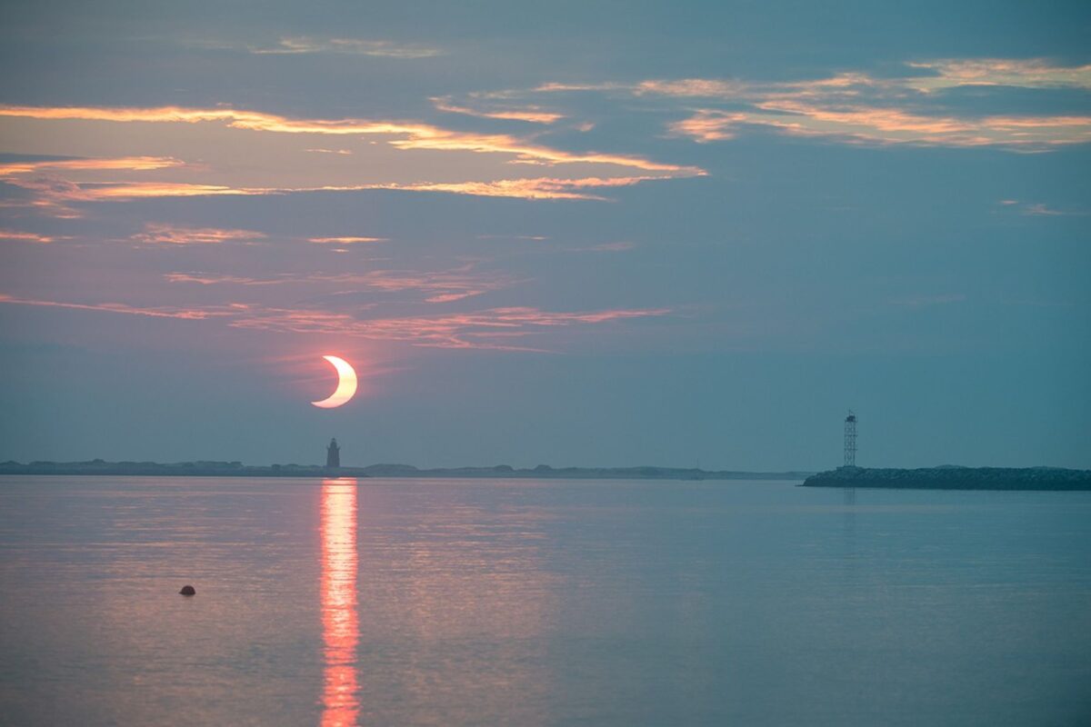 En varias ciudades de Estados Unidos y Canadá, el fenómeno coincidirá con el amanecer, creando un impresionante efecto óptico conocido como “doble amanecer”.