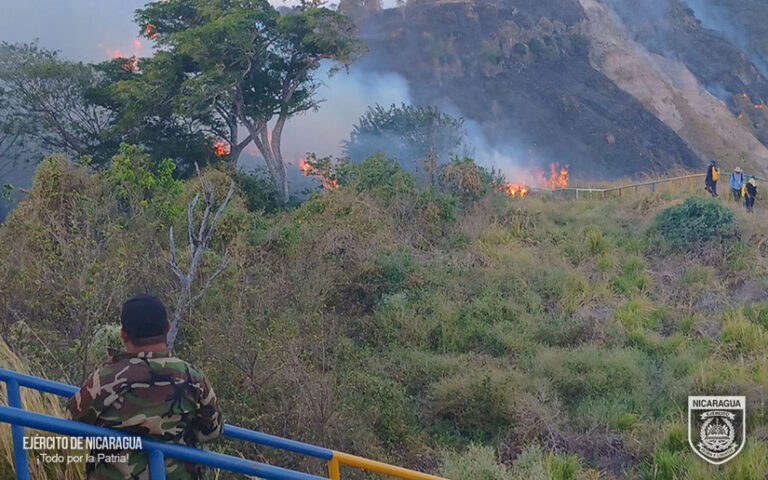 Ejército de Nicaragua apoya en sofocar incendio forestal 
