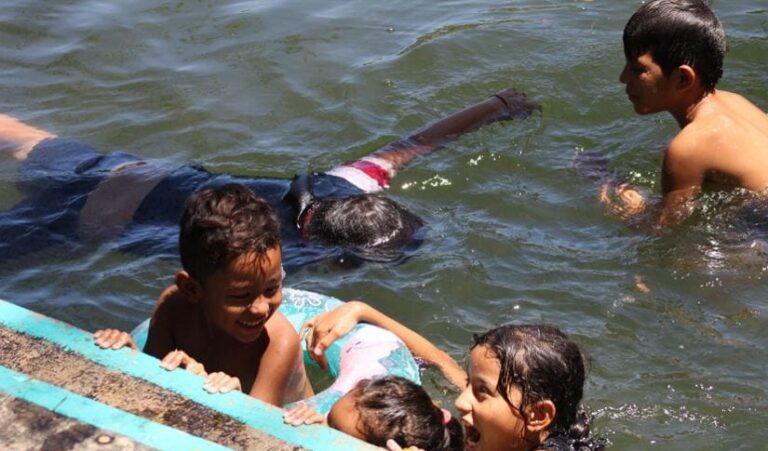 Familias disfrutan de las aguas frescas de El Trapiche