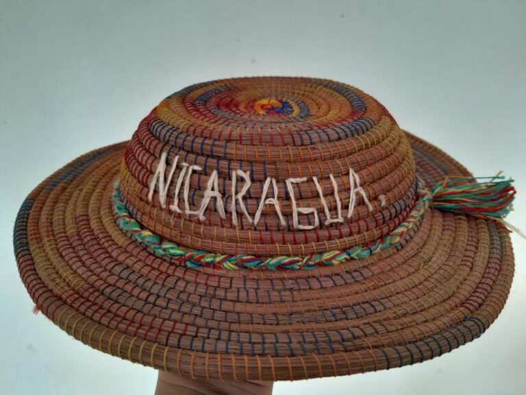 Elaboran artesanías con acículas de pino manteniendo la tradición