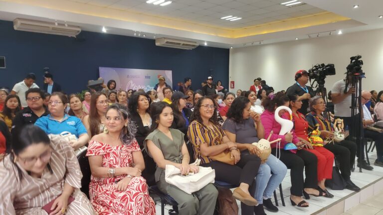 Emprendedoras demuestran su creatividad y liderazgo