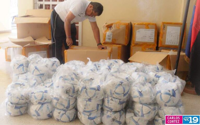 Entregan balones de fútbol a centros educativos de Managua