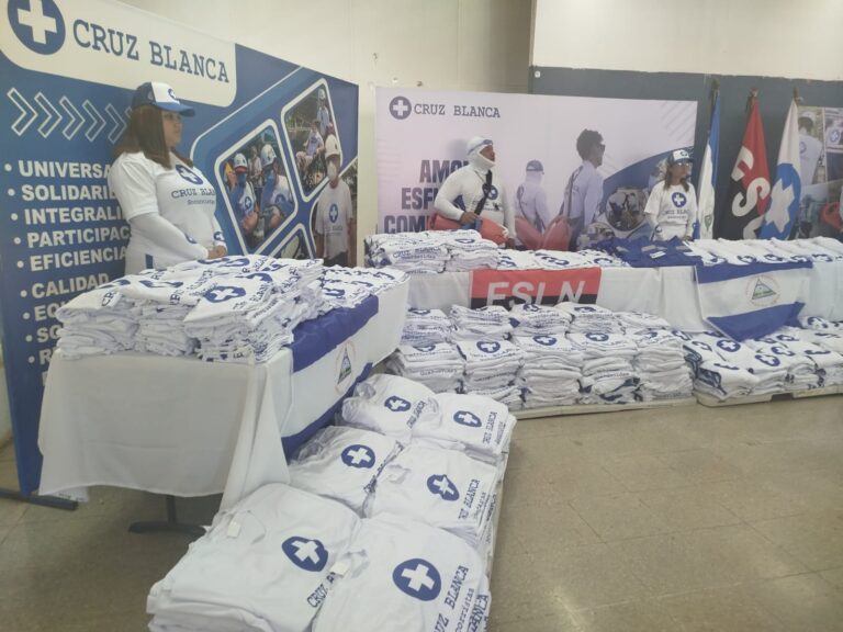 Entregan uniformes y equipos a socorristas para su Plan Verano