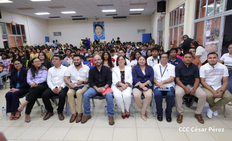 Estudiantes de Comunicación conocen sobre Presentación en Televisión