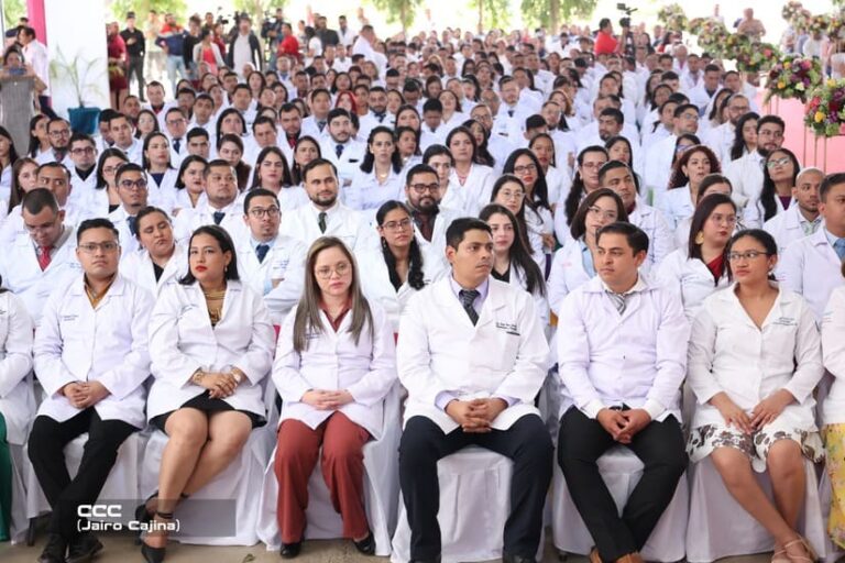 Incorporan a 192 nuevos médicos especialistas y supraespecialistas