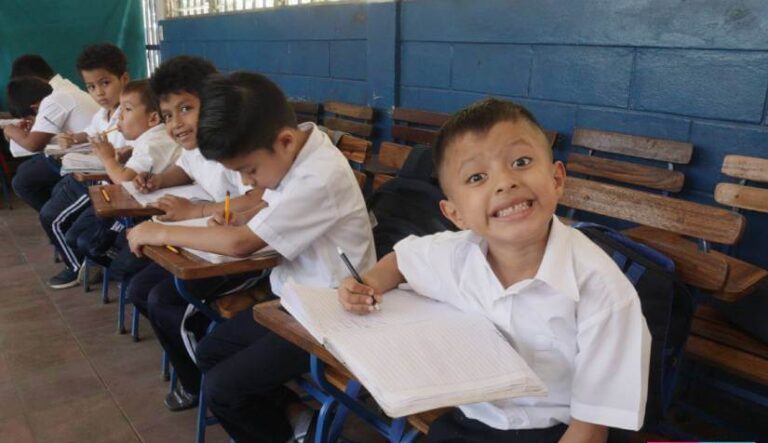 Japón entrega donativo mobiliario escolar a escuela en Managua