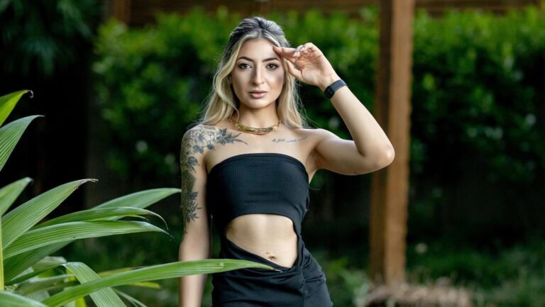 Una joven es encontrada muerta en su auto