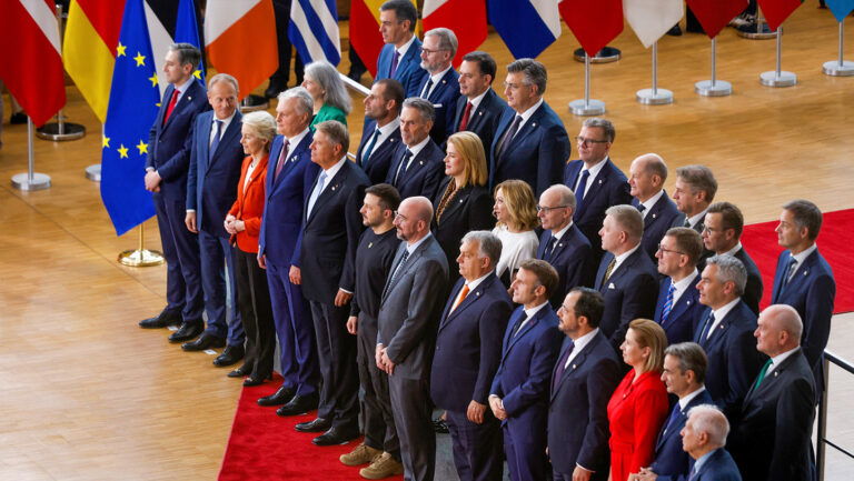 Líderes europeos como ” perros obedientes” expresa Ushakov