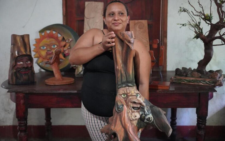 MARENA visita emprendimientos de artesanías que fomentan el cuido ambiental en Diriomo