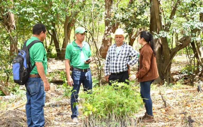 Servidores del Ministerio del Ambiente y los Recursos Naturales visitan la finca “La Fundadora”