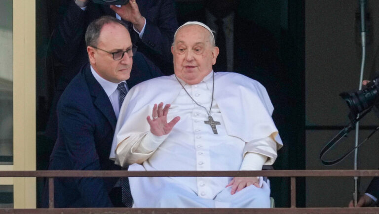 Médico revela momentos críticos por los que pasó el papa Francisco