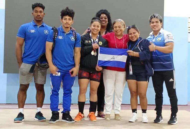 Pesistas nicaragüenses brillan en Torneo Internacional en Cuba