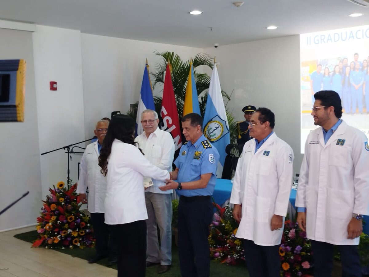 Policía Nacional gradúa a 38 nuevos médicos