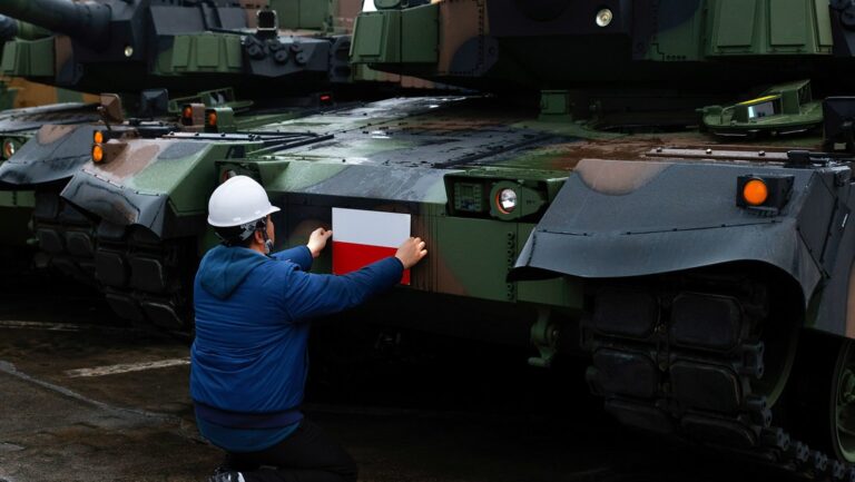 Suspenden la ayuda militar estadounidense a Ucrania