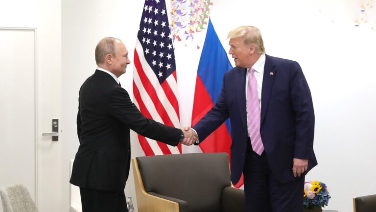Putin y Trump sostendrán una conversación telefónica este martes
