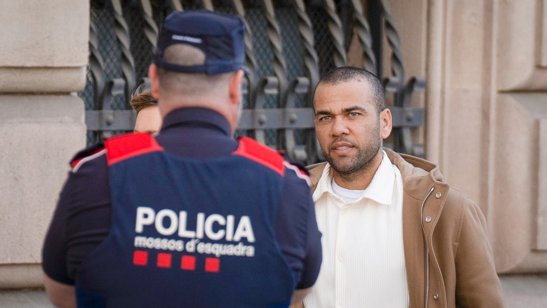 Revocan condena al futbolista Dani Alves