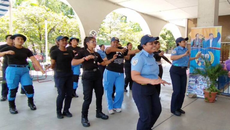 Servidores públicos del Mint celebran el Día Internacional de la Mujer con un alegre zumbatón