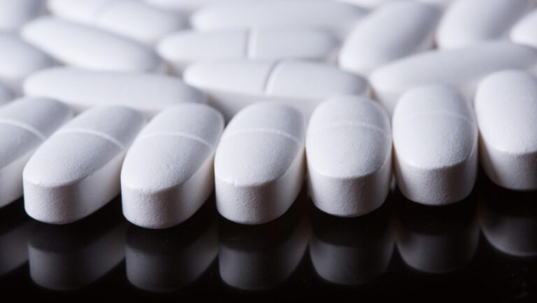 Terapeuta e influencer advierte sobre el uso del ibuprofeno