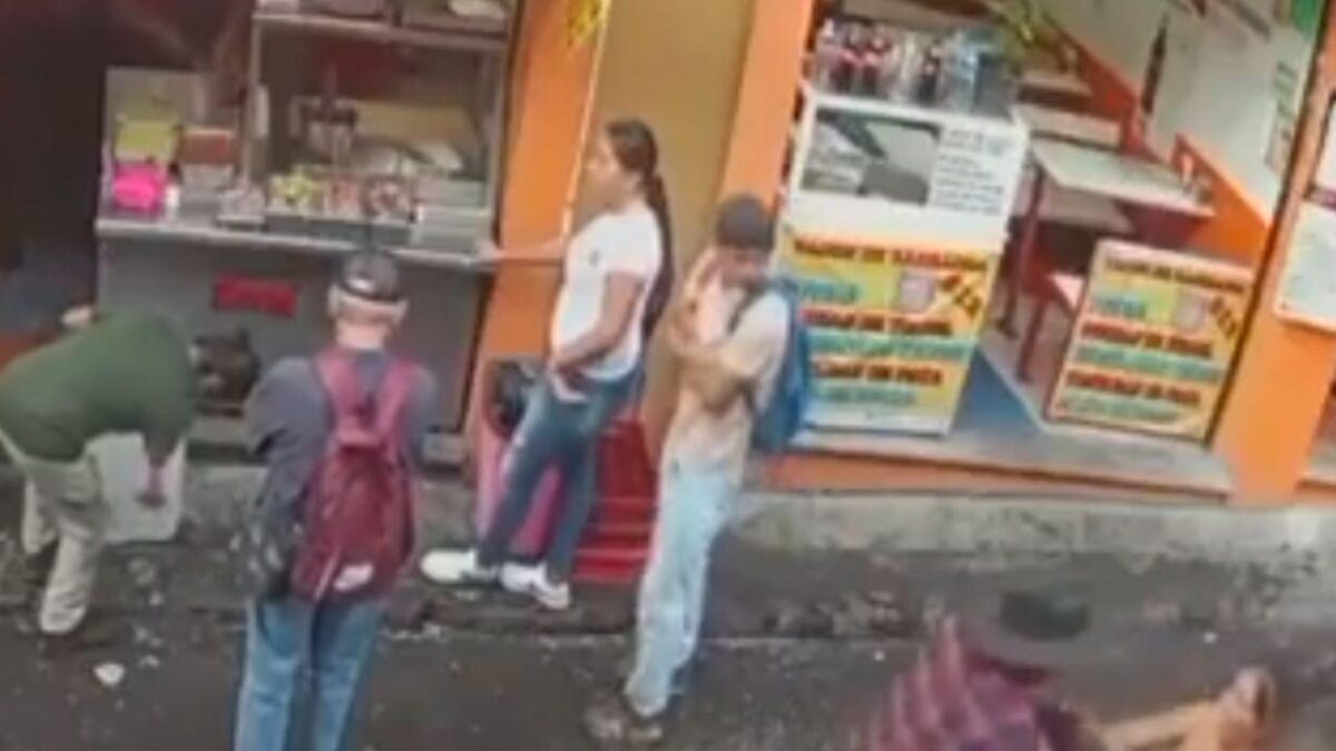 Trabajadora sexual persigue desnuda a cliente