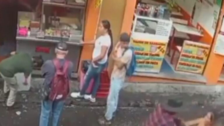 Trabajadora sexual persigue desnuda a cliente que le robó su cartera