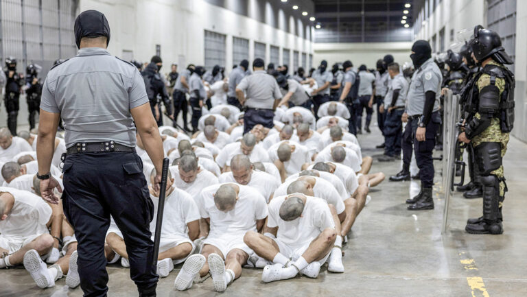 Venezuela califica de cruel e indignante deportaciones de sus connacionales