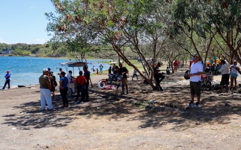 Familias disfrutan en la laguna de Xiloá