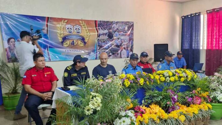 Bomberos concluyen curso para combatir incendios