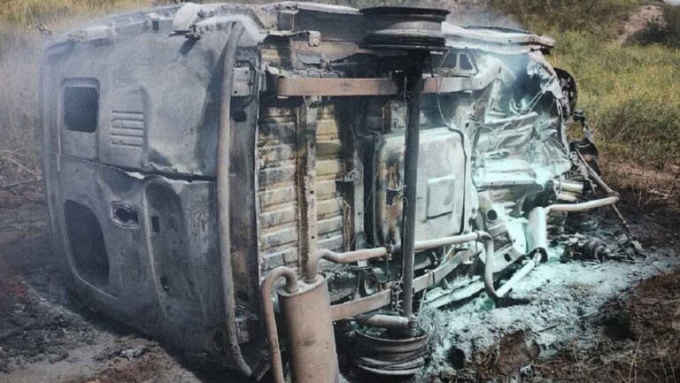 Iba a tirar las cenizas de su esposo y muere junto a su hija