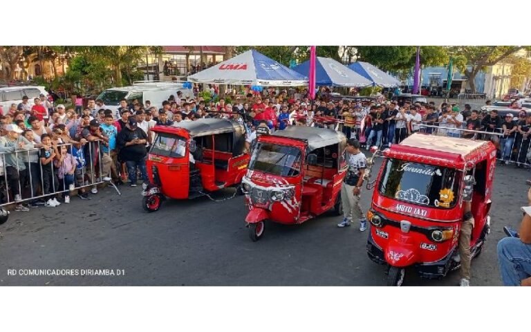 Familias de Diriamba disfrutan de la exhibición de autos y motos taxis modificadas