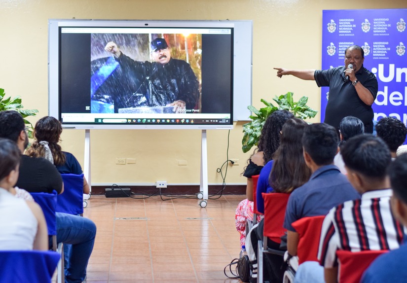 Estudiantes de Comunicación en capacitación de Fotografía