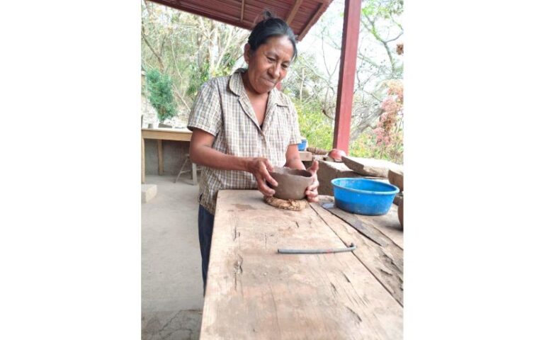 Mujeres artesanas de San Lucas transforman la tierra en arte