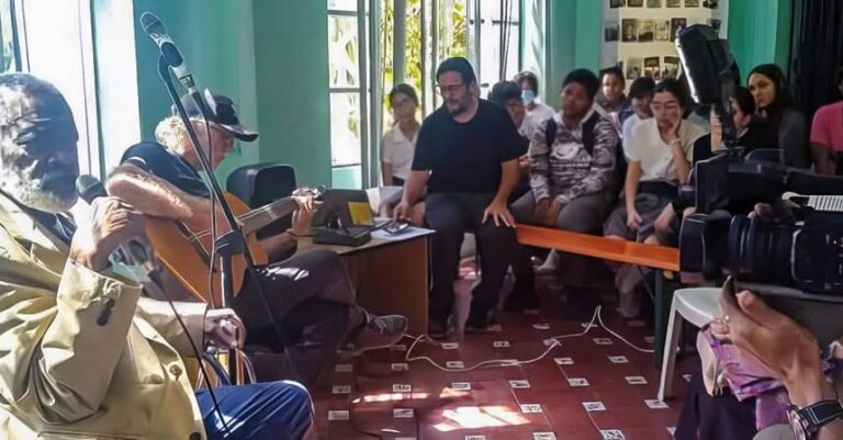 El Centro Cultural CubaPoesía inaguro un espacio de tertulia