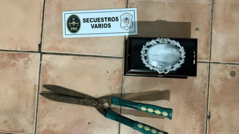 Ladrón roba una urna con cenizas y una placa recordatoria