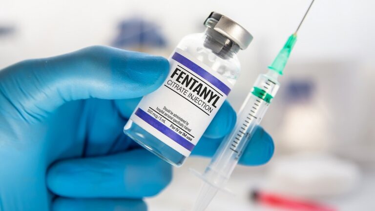 Acusan a un enfermero de traficar fentanilo