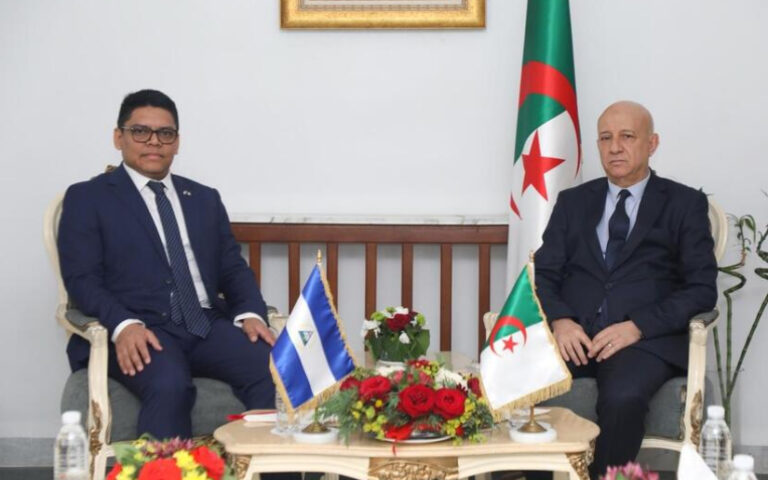 Delegado de Nicaragua en encuentro con Secretario General del Frente de Liberación Nacional en Argelia