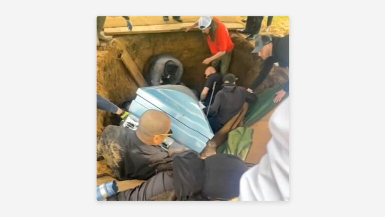 Ataúd y porteadores terminan en la fosa en Filadelfia