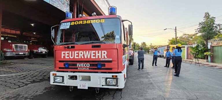 En Managua bomberos despliegan vehículos cisternas a estación de León