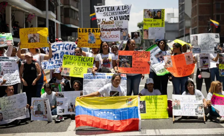 Corte Suprema de EE. UU. frena temporalmente deportaciones de migrantes venezolanos