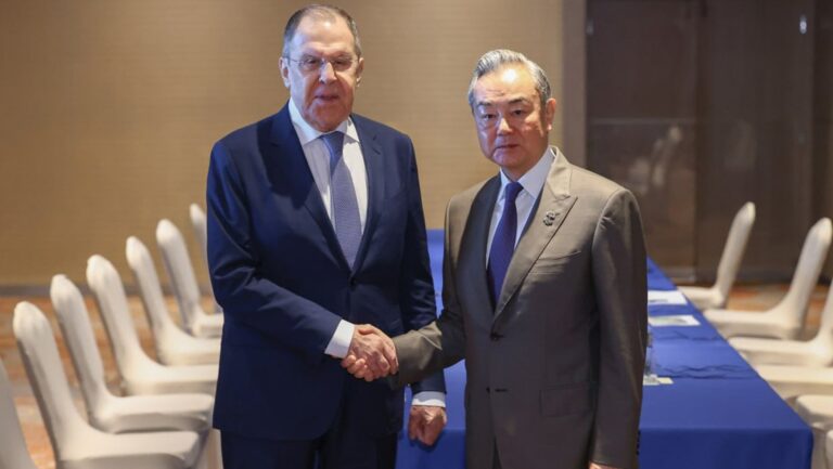 Cancilleres de Rusia y China se reúnen en Brasil