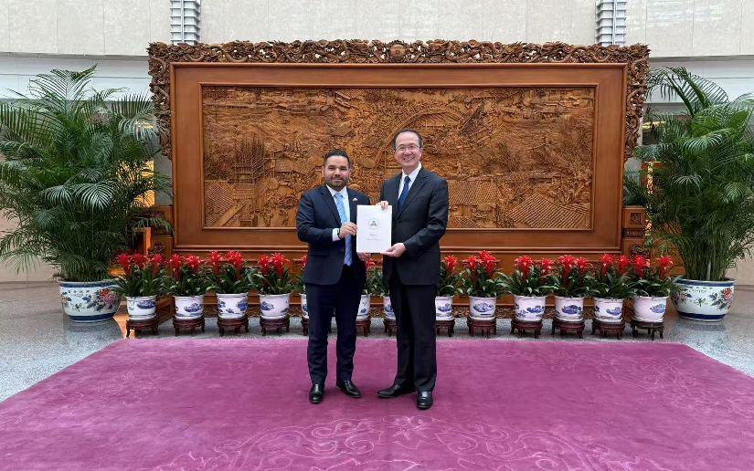 Compañero Ramiro presenta Copias de Estilo a China