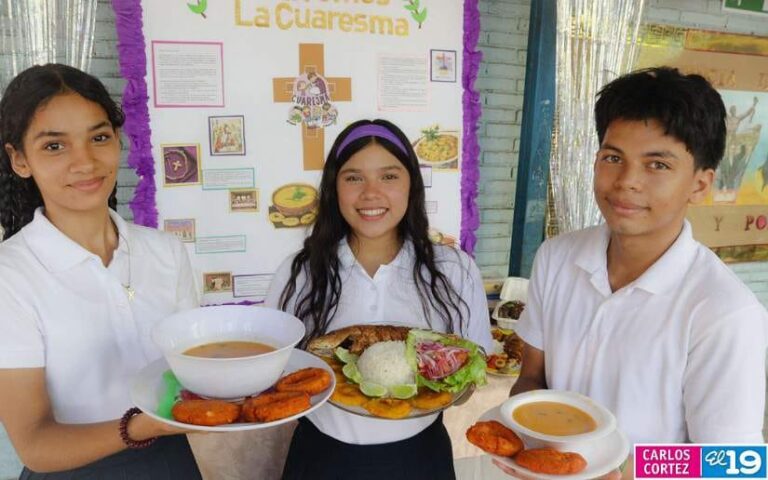 Comunidad educativa participa en un Festival Tradicional de Verano