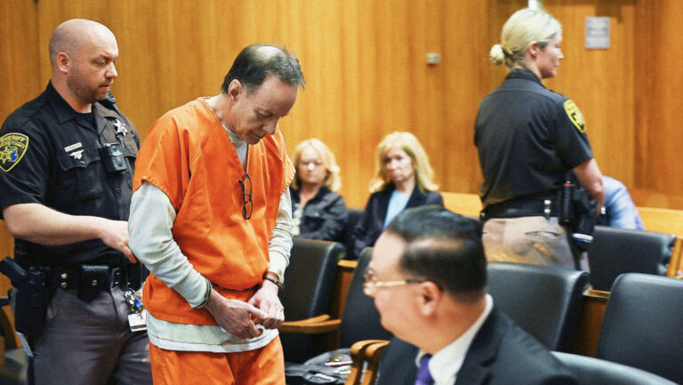 Condenan a médico por abusar de jugadores de hockey