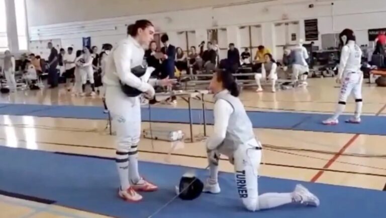 Descalifican a esgrimista por negarse a competir contra un transgénero