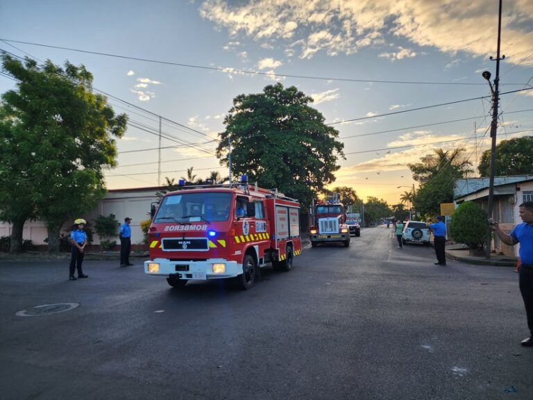 Desplazan dos camiones a nueva Estación de Bomberos